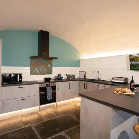 New 4 Bedroom At Waterhead Range By Letmestay Hébergement de vacances *